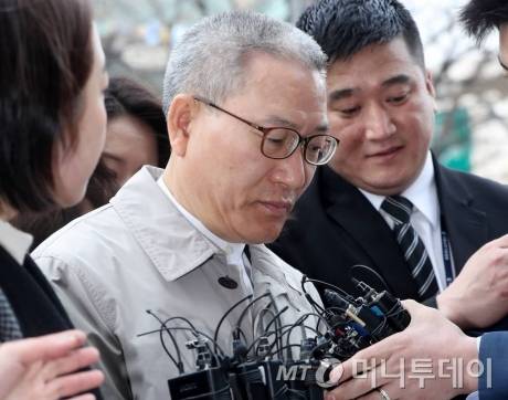 서유열 전 KT 사장이 구속 전 피의자심문(영장실질심사)을 받기 위해 지난달 27일 오전 서울남부지법으로 출석하고 있다.