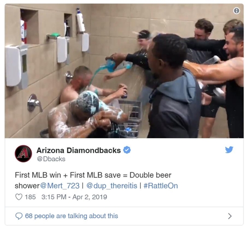 MLB 데뷔전서 승리 안고 동료들의 축하 샤워 맞는 켈리(오른쪽) [애리조나 다이아몬드백스 트위터 영상 캡처]