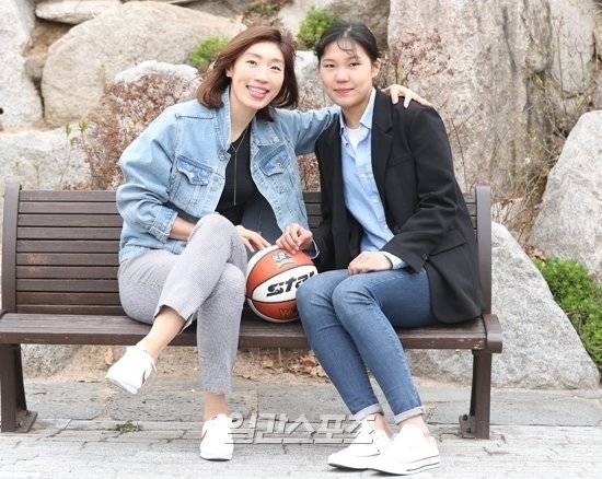 아무리 가까운 사이라도 세대 차이는 존재하기 마련. 박지현은 임영희 선수의 나이가 믿기지 않으면서도, SNS나 대화할 때 조금씩 차이를 느낀다. 양광삼 기자