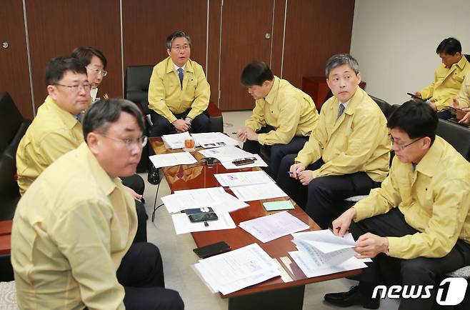 성윤모 산업통상자원부 장관이 4일 오전 서울 상공회의소에서 산업부 실·국장 및 한전, 가스공사, 석유공사, 전기안전공사, 가스안전공사 등 유관기관들과 긴급대책 회의(영상회의)를 주재하고 있다.(산업부 제공) 2019.4.5/뉴스1 © News1 안은나 기자