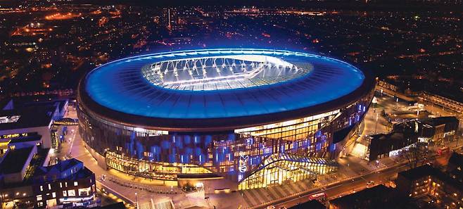 잉글랜드 프로축구 토트넘 홋스퍼의 홈구장 화이트 하트 레인은 1899년 지어진 이후 120년 만에 재건축돼 4일(한국 시각) 팬들 앞에서 공식 첫 경기를 치렀다. 한국 축구 ‘간판스타’ 손흥민은 이날 크리스털 팰리스와의 개장 경기에서 역사적인 새 구장 1호 골을 터뜨렸다. /토트넘 트위터