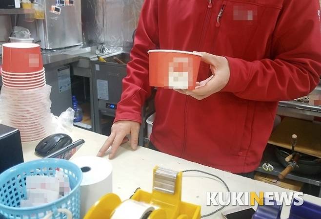 떡볶이는 국물이 많은 탓에 종이 재질 컵을 사용해도 속비닐 사용이 불가피하다고 토로했다.
