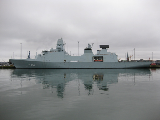 덴마크 해군의 이버 후와이츠필트급 구축함. 비용 절감을 추구하면서 평균 이상의 전투력을 확보했다는 평가를 받는다. 위키피디아
