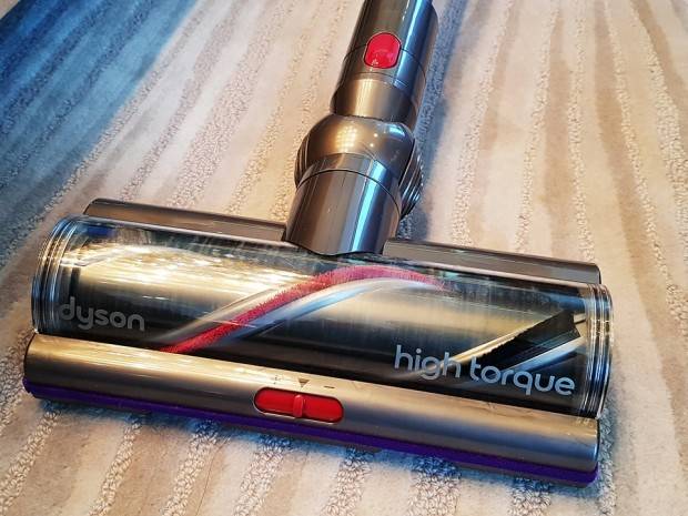 다이슨은 V11 컴플리트에 모터 속도를 스스로 조절하는 '다이나믹 로드 센서'와 새롭게 개발한 '하이 토크 클리너' 헤드를 처음으로 적용했다. V11 컴플리트는 바닥 상태를 실시간으로 파악해 자동으로 출력을 조절하는데, 먼지가 깊숙이 박혀 있는 카펫에서는 흡입력이 강해지는 반면 마룻바닥이나 장판 등에서는 흡입력이 약하게 조절한다.