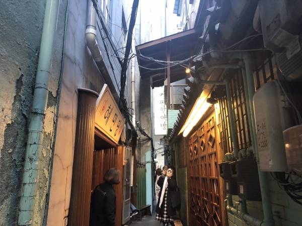 을지로의 좁은 골목 안에 숨겨져 있는 카페. 요즘 유명세를 타고 있는 을지로의 핫플레이스다. ⓒ김지나