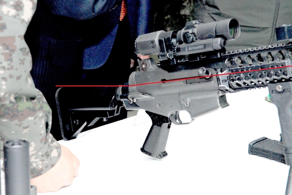 지난 1월 열린 '워리어 플랫폼' 전문가 대토론회에 전시된  K1A기관단총. 개머리판이 제대로 장착되지 않아 총기 각도가 들려있다.(빨간 선 참조)/독자 제공