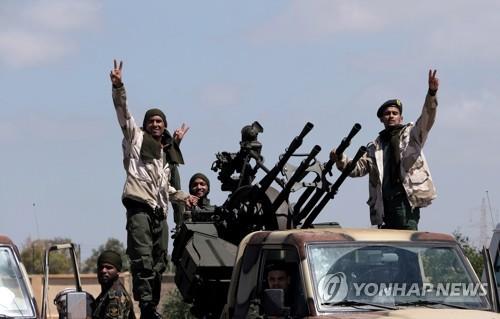 리비아 동부 군벌 실세 칼리파 하프타르가 이끄는 리비아국민군(LNA)이 7일(현지시간) 거점인 벵가지에서 수도 트리폴리로 향할 준비를 하고 있다.[로이터=연합뉴스]