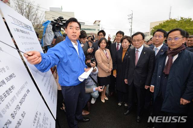 【포항=뉴시스】우종록 기자 = 더불어민주당 이해찬 대표가 10일 오후 경북 포항시 북구 흥해읍 이재민 임시구호소로 사용되고 있는 흥해실내체육관을 방문해 관계자로부터 포항 지진 관련 브리핑을 듣고 있다. 2019.04.10. wjr@newsis.com