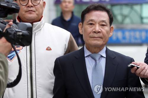 '가짜 권양숙'에게 속은 윤장현, 징역형 구형 (광주=연합뉴스) 정회성 기자 = 윤장현 전 광주시장이 10일 오전 광주 동구 광주지방법원을 나서고 있다. 권양숙 여사를 사칭한 사기범에게 거액을 빌려줬다가 공직선거법 위반 혐의로 재판에 넘겨진 윤 전 시장은 이날 징역 2년형을 구형받았다. 2019.4.10 hs@yna.co.kr