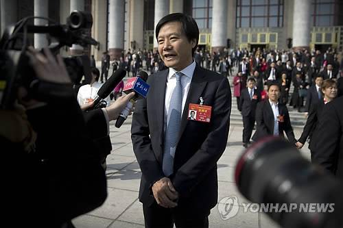 中 전인대 개막 앞두고 회견하는 레이쥔 샤오미 회장 (베이징 AP=연합뉴스)