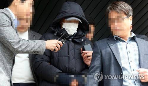 영장 심사받기 위해 경찰서 나서는 마닷 아버지 (제천=연합뉴스) 김형우 기자 = 래퍼 마이크로닷(본명 신재호·26)의 아버지 신씨가 11일 오전 11시께 청주지법 제천지원 제2호 법정에서 열리는 구속 전 피의자 심문(영장실질심사)에 출석하기 위해 제천경찰서를 나서고 있다. 2019.4.11 vodcast@yna.co.kr (끝)