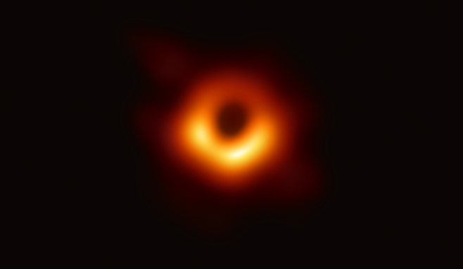 관측을 통해 얻은 최초의 블랙홀 영상. 사진제공 EHT