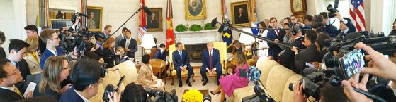 문재인 대통령이 11일(현지시간) 백악관 오벌오피스에서 열린 한·미 정상 단독회담에서 도널드 트럼프 미 대통령과 환담하고 있다.
