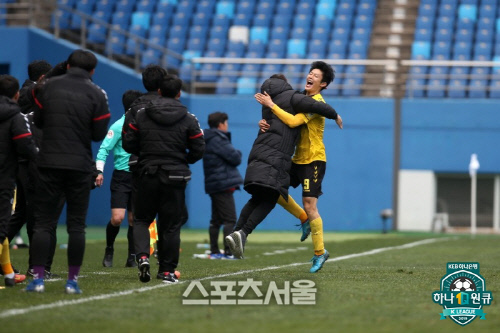 안병준이 지난 달 31일 대전전에서 선제 결승골을 넣은 뒤 코칭스태프와 환호하고 있다. 제공 | 한국프로축구연맹