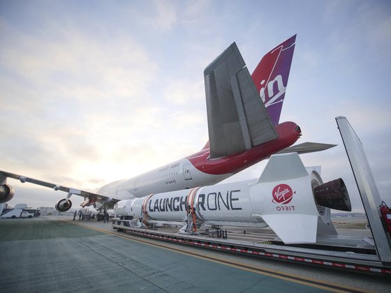 지난해 10월 25일 리처드 브랜슨의 버진오빗 사(社)가 공개한 공중 인공위성 발사 시스템인 론처원(LauncherOne). 보잉 747-400을 개조한 것으로, 향후 스트래토의 경쟁상대로 될 것으로 전망되고 있다. [AP=연합뉴스]