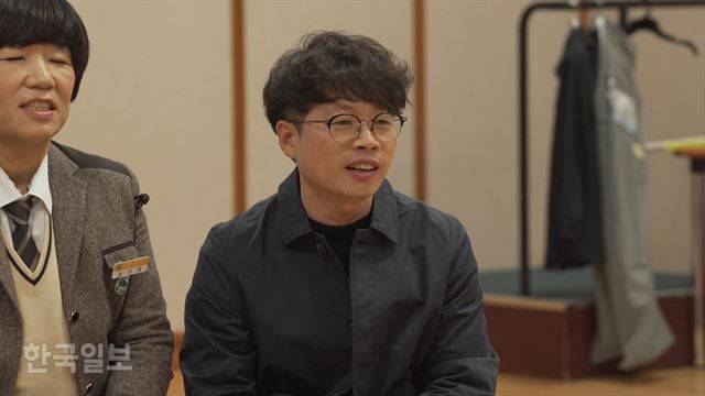 4ㆍ16 가족극단 ‘노란 리본’을 이끄는 김태현 연출가. 경기도 안산에서 극단 ‘걸판’의 단원으로 활동해 왔다. 2015년 치유 목적으로 시작된 연극 수업을 통해 엄마들을 처음 만났다. 그 후 4년 동안 김 연출가는 엄마들의 곁을 꾸준히 지키고 있다. 한국일보 영상팀 한설이ㆍ현유리 PD