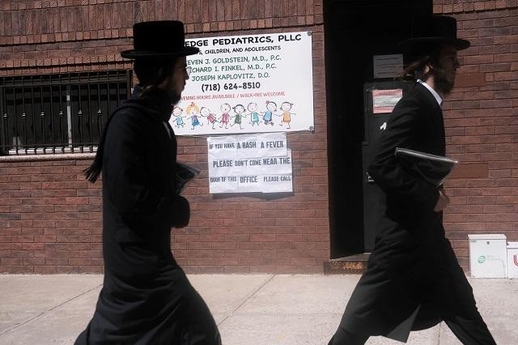 2019년 4월 10일 뉴욕시 초정통파 유대교 거주 지역 윌리엄스버그에서 유대교인들이 거리를 지나가고 있는 모습. /APF 연합뉴스