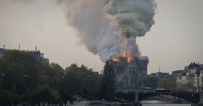 프랑스 파리 노트르담 대성당에서 15일(현지시간) 화재가 발생했다. [AFP=연합뉴스]