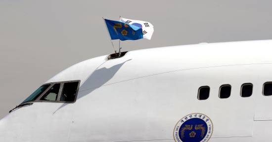 중앙아시아 3개국 순방에 나선 문재인 대통령이 출국하기 직전인 16일 오후 12시37분 경기도 성남 서울공항의 공군 1호기 위에 태극기가 거꾸로 걸려 있다. 성남=이병주 기자