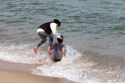 동해안은 초여름 날씨…강릉 24.7도 (강릉=연합뉴스) 이해용 기자 = 초여름 같은 날씨를 보인 16일 오후 강원 강릉시 경포해변에서 젊은이들이 물놀이하고 있다. 이날 오후 2시 현재 강릉의 기온은 24.7도를 기록했다. 2019.4.16 dmz@yna.co.kr