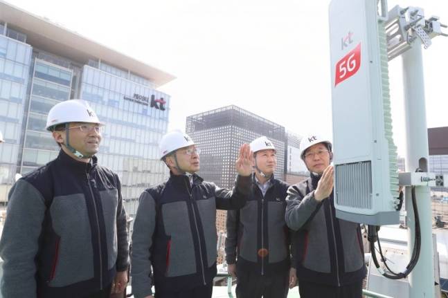 KT 황창규 회장이 서울 광화문 일대 5G 네트워크 기지국 구축 현장을 살피는 모습, 출처: KT