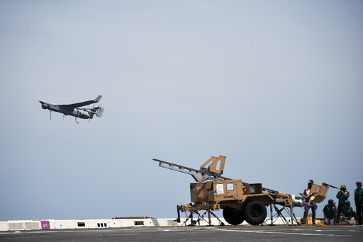미군 장병들이 RQ-21 드론을 이륙시키고 있다. 미 해병대 제공