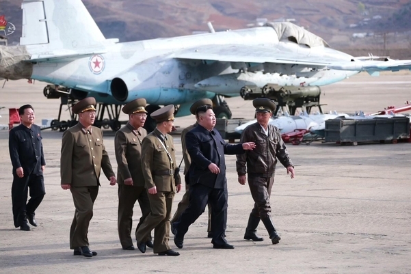 북한 김정은 국무위원장이 16일 공군 제1017군부대 전투비행사들의 비행훈련을 현지 지도했다고 조선중앙TV가 17일 보도했다. 김정은 뒤편으로 북한이 운영하는 수호이-25 전투기의 모습이 보인다. /연합뉴스·조선중앙TV