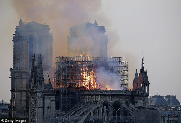 불길에 휩싸인 노트르담 대성당. 출처 데일리메일 홈페이지