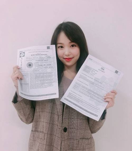 에이프릴 레이첼 오픽 AL 인증서 사진=에이프릴 레이첼 인스타그램