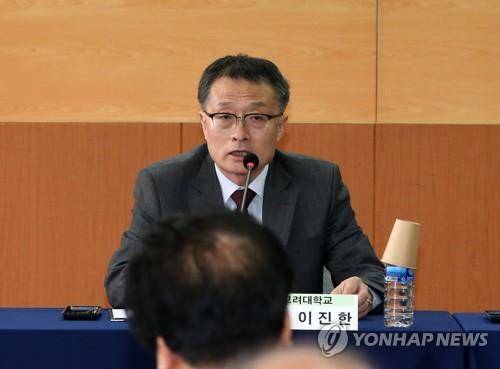 발언하는 이진한 교수 (포항=연합뉴스) 손대성 기자 = 18일 경북 포항 한동대에서 열린 '지열발전실증단지 후속관리 방안 전문가 초청 간담회'에서 이진한 고려대 지구환경과학과 교수가 발언하고 있다. 2019.4.18