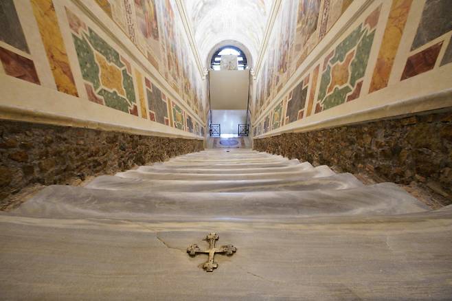 지난 11일(현지시간) 공개된 나무 덮개가 제거된 상태의 로마 '성 계단'. [AP=연합뉴스]