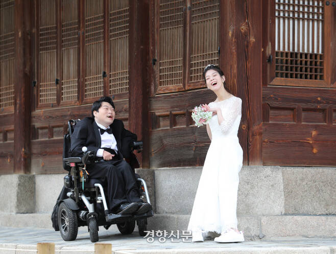 결혼을 앞둔 예비부부 이상우씨(38)와 최영은씨(29)가 서울 덕수궁에서 웨딩사진을 찍고 있다. 상우씨와 영은씨는 2015년 각각 30년과 20년을 살았던 장애인 거주시설을 나와 사랑을 키웠다. /강윤중 기자