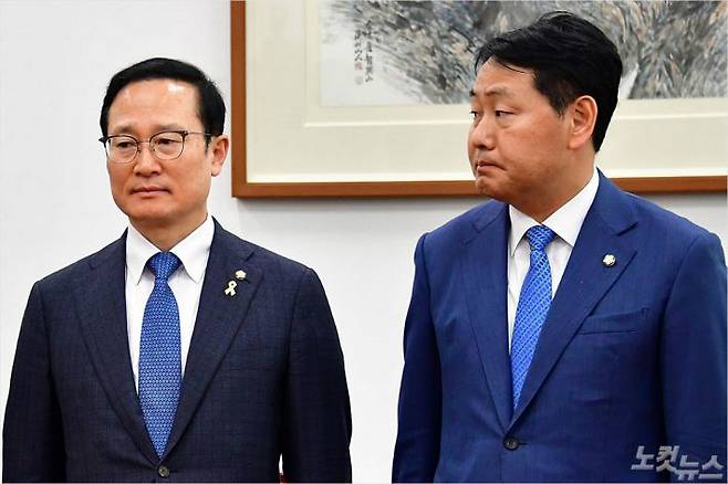 교섭단체 3당 원내대표들이 15일 오전 국회 운영위원장실에서 4월 국회 일정 및 현안 논의를 위한 회동을 가진 가운데, 바른미래당 김관영 원내대표가 더불어민주당 홍영표 원내대표 쪽을 바라보고 있다. (사진=윤창원 기자)