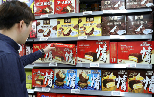 18일 오리온 초코파이가 지난해 처음으로 베트남에서 한국보다 더 많이 팔린 것으로 알려진 가운데 서울 시내 한 마트에서 손님이 상품 진열대에서 초코파이 상자를 고르고 있다. 연합뉴스