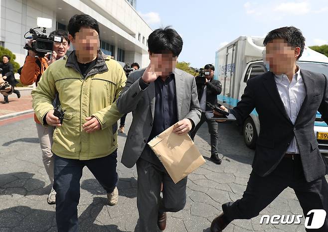 9일 경찰관 A씨가 근무하는 울산지방경찰청 112상황실과 이전 근무 부서인 지능범죄수사대 사무실에서 압수수색을 마친 검찰 수사관이 취재진을 피해 달려가고 있다. 검찰은 이날 김기현 전 울산시장 동생 사건과 관련해 울산경찰청에 대해 압수수색했다.2019.4.9/뉴스1 © News1 이윤기 기자