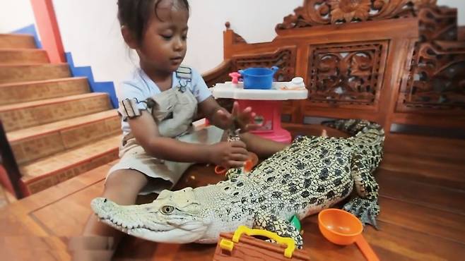 악어와 친구 삼은 인도네시아 세 살짜리 여아 모습(유튜브 영상 캡처)