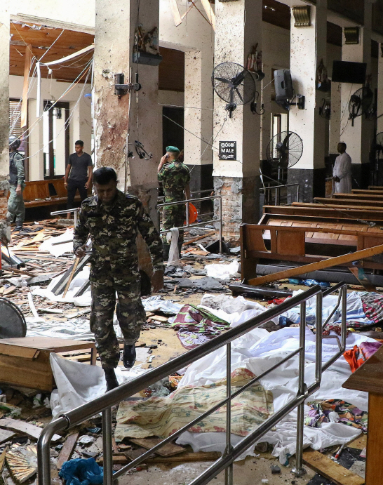 활절인 21일 스리랑카 수도 콜롬보의 한 교회에서 폭발이 발생한 직후 경찰이 출동해 크게 파괴된 현장을 수사하고 있다. (사진=연합뉴스)