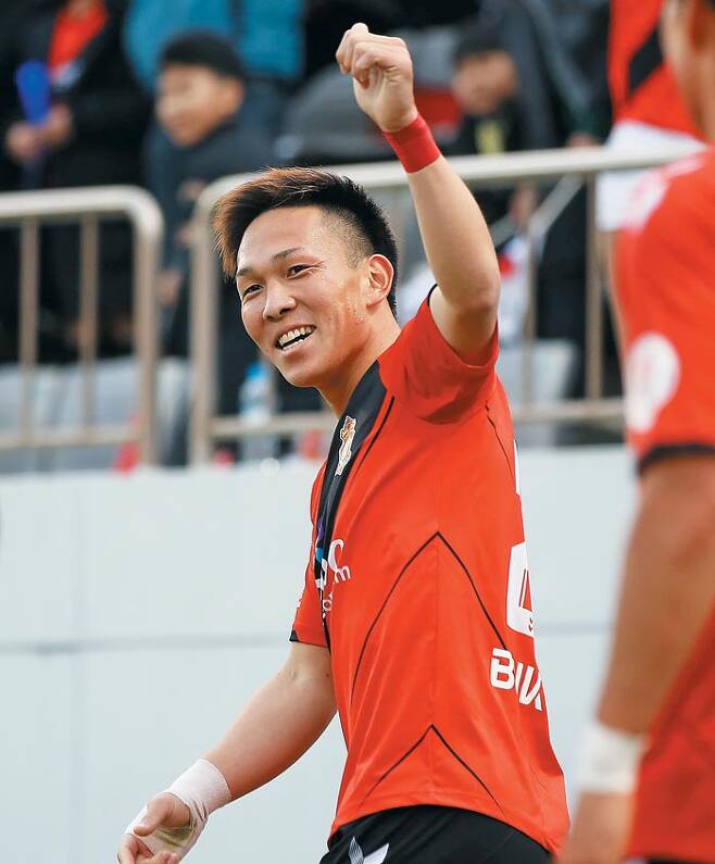 올 시즌 경남FC는 쿠니모토가 이끈다. 지난달 1일 성남FC전에서 골을 넣은 쿠니모토가 어시스트한 동료에게 엄지를 세운 모습. /한국프로축구연맹