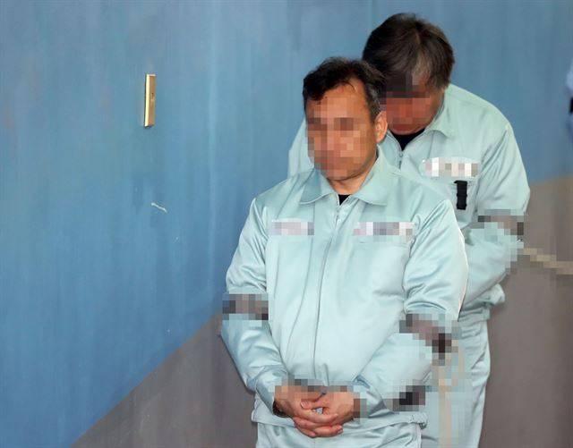 자신의 쌍둥이 딸에게 시험문제를 유출한 혐의로 구속기소 된 서울 숙명여고 전 교무부장 A씨(앞쪽)가 이달 9일 서울중앙지법에서 열린 속행공판에 출석하기 위해 법정으로 향하고 있다. 연합뉴스