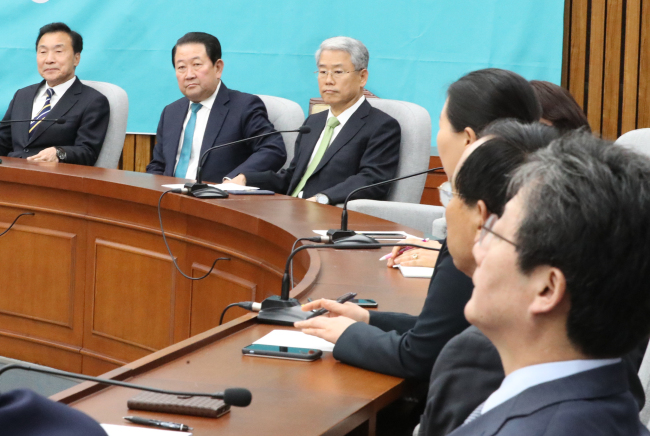 손학규 바른미래당 대표, 박주선 의원, 김동철 의원이 지난 18일 국회에서 열린 의원총회에 참석해 있다. [연합]