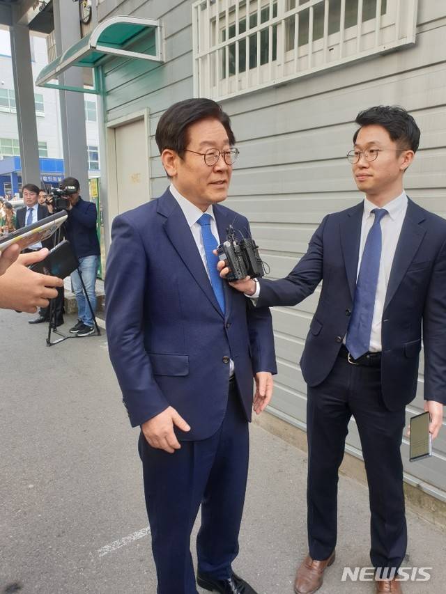 【성남=뉴시스】 이병희 기자 = 이재명 경기도지사가 22일 오후 1시25분께 성남시 수정구 수원지방법원 성남지원 에서 열린 19차 공판에 출석하고 있다. 이 지사는 이날 심경을 묻는 취재진의 질문에 “드릴 말씀이 없다”고 말한 뒤 법정 안으로 들어갔다. 2019.04.22. heee9405@naver.com