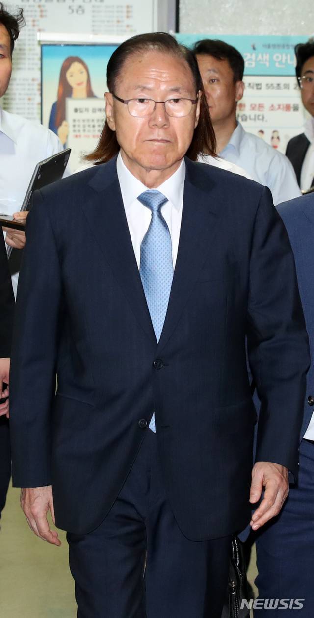 【서울=뉴시스】김선웅 기자 = 이명박 정부 당시 국가정보원에서 특수활동비를 받아 전달한 혐의로 재판에 넘겨진 'MB 집사' 김백준 전 청와대 총무기획관이 지난해 7월26일 오후 서울 서초구 서울중앙지법에서 열린 1심 선고공판에서 무죄를 선고받은 후 법원을 나서고 있다. 2018.07.26. mangusta@newsis.com