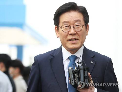 질문에 답하는 이재명 경기지사 (성남=연합뉴스) 홍기원 기자 = 공직선거법상 허위사실 공표와 직권남용권리행사방해 혐의 등으로 기소된 이재명 경기지사가 지난 22일 오후 경기도 성남시 수정구 수원지방법원 성남지원에서 열린 19차 공판에 출석하며 취재진 질문에 답하고 있다.