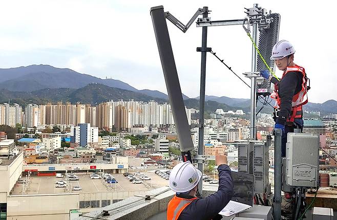 엘지유플러스(LGU+) 관계자들이 광주광역시의 한 건물에서 5세대 이동통신 기지국 장비를 설치하고 있다. 엘지유플러스 제공