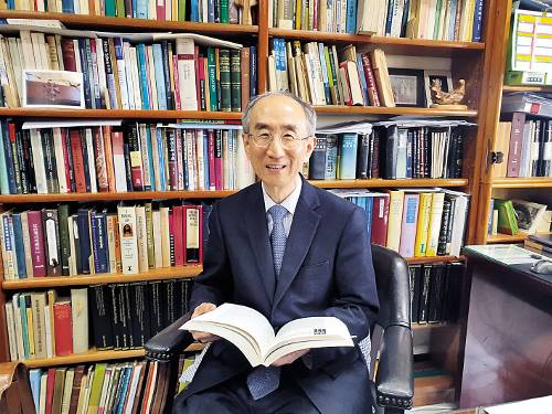 조병수 프랑스위그노역사연구소장이 지난 17일 수원 합동신학대학원대 교수실에서 위그노에 대해 설명하고 있다.