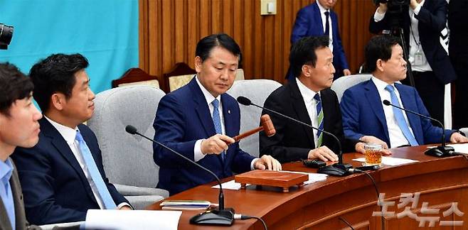 바른미래당 김관영 원내대표가 지난 23일 오전 국회에서 열린 당 의원총회에서 의사봉을 두드리고 있다. (사진=윤창원 기자)