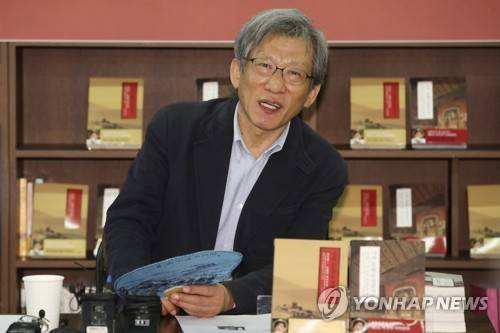 인사말 하는 유홍준 교수 (서울=연합뉴스) 진연수 기자 = 24일 서울 마포구 창비서교빌딩에서 열린 '나의 문화유산답사기' 중국판 출간 기념 기자간담회에서 저자 유홍준 교수가 인사말을 하고 있다. 2019.4.24 jin90@yna.co.kr