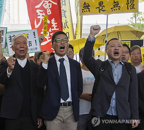 법원 출두하는 '우산혁명' 지도자들 (홍콩 EPA=연합뉴스)