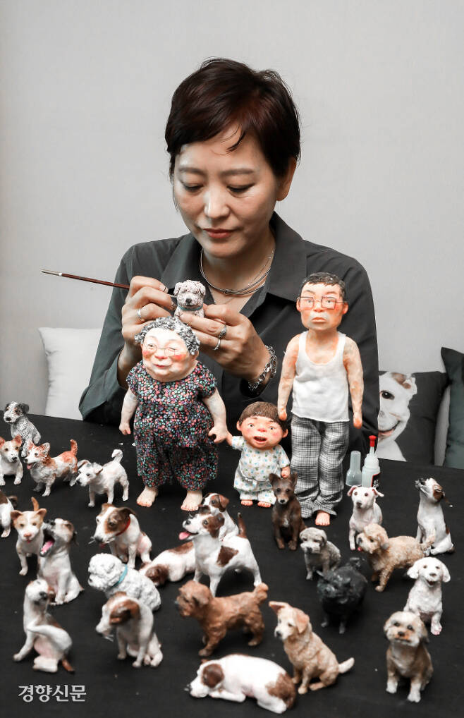 구슬이 엄마  ‘방울이’의 인형을 손보고 있는 백희나 작가. 이석우 기자 foto0307@kyunghyang.com