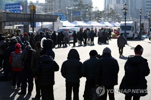 급식을 기다리는 서울역 노숙인들 [연합뉴스 자료사진]